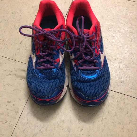 Women’s Mizuno tennis shoes - Picture 2 of 4